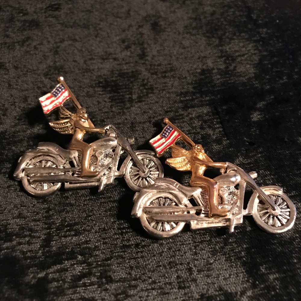 2 MOTORCYCLE ANGLE PINS, Carrying AMERICAN FLAG